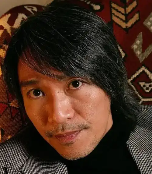 周星驰全新离子烫发型曝光和吴建豪同框姿势妩媚能看下正面吗