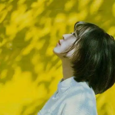 短发女生头像侧脸