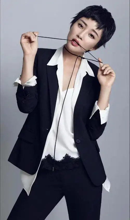 殷桃终于剪了短发穿西装内搭吊带凹造型比长发时气质更惊艳