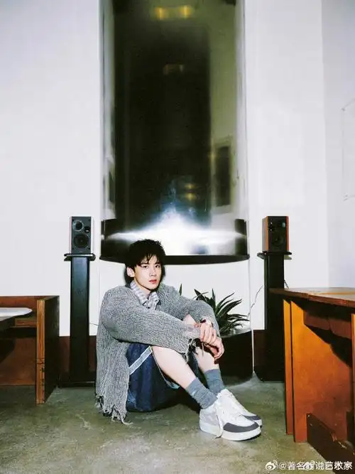 白敬亭嘴叼棒棒糖##白敬亭穿了四件