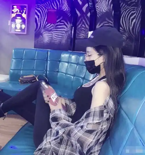 女朋友的闺蜜喊我去ktv穿成这样谁顶得住啊哈哈哈兄弟忍住啊