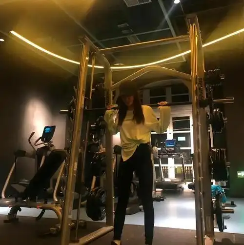 秦岚:一个隐藏在温婉外表下的健身狂人秦岚的一张素颜照片在微博上