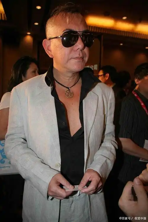 近日,香港影帝黄秋生在社交平台上发布了一组成照,并称之为"兄弟会".