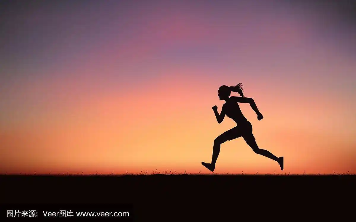 剪影女子短跑在日落天空的背景下