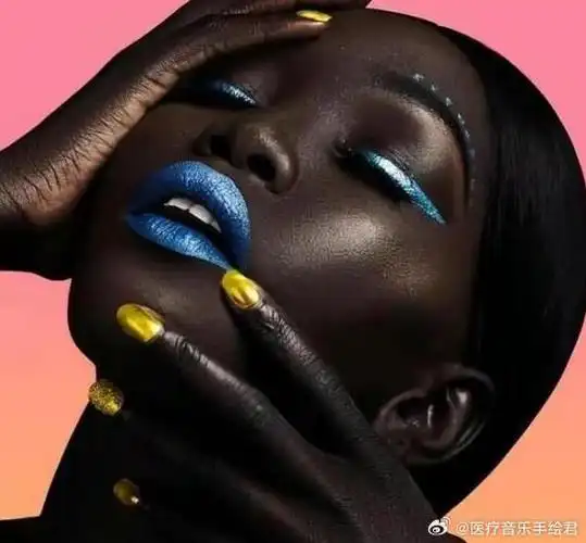 黑人名模尼亚金·盖特维奇,拥有"24k纯黑"肤色……__财经头条