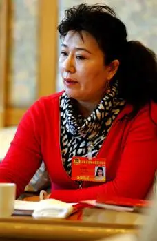 河南省豫剧三团团长汪荃珍委员在发言(向明超 摄)