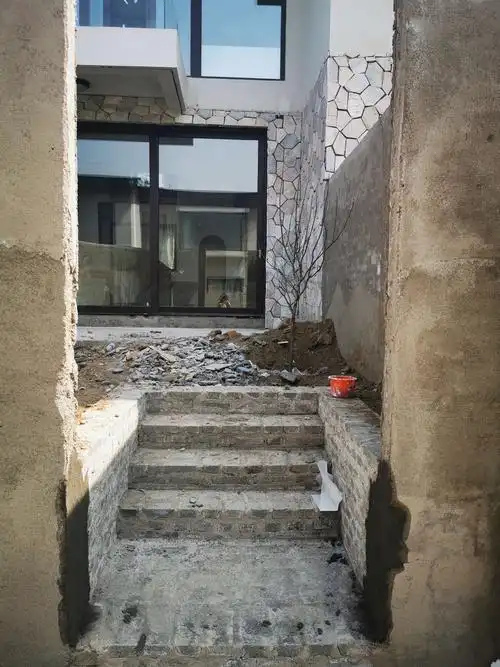 小院台阶工程已经完工.