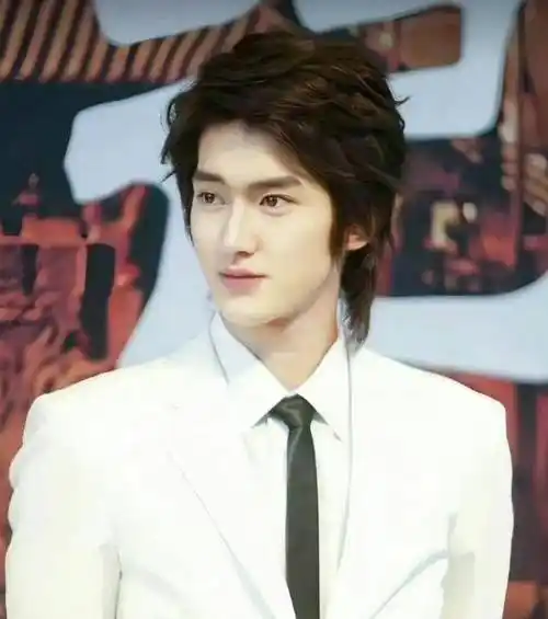 权志龙难逃发福魔咒,金贤重"颜霸"跌成路人_婚礼_偶像_金在中