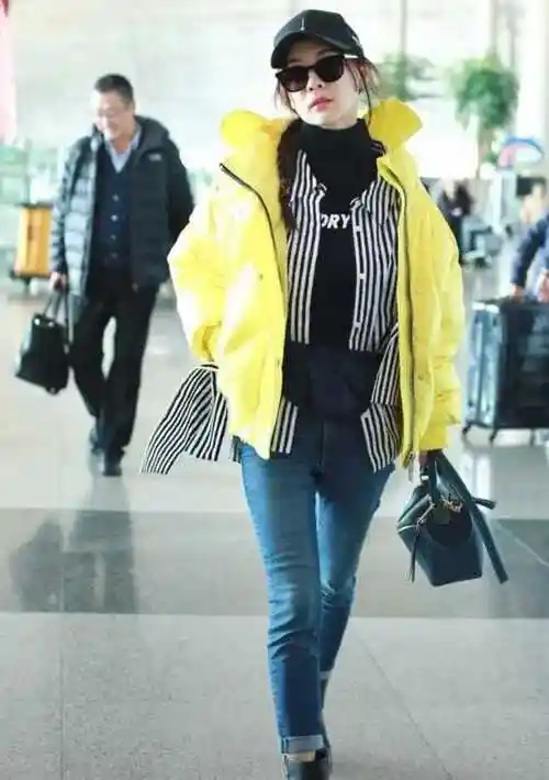 霍思燕气质真惊艳,穿蓝色西装配连衣短裙亮相,自带光环超吸睛