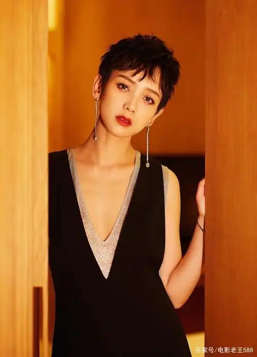 凭借靓丽的外形和独特的才华被观众喜爱 当红女演员李晓峰