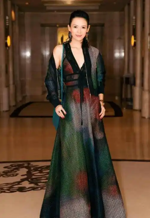 章子怡越穿越年轻针织开衫配抹胸小黑裙俏皮减龄哪像70后