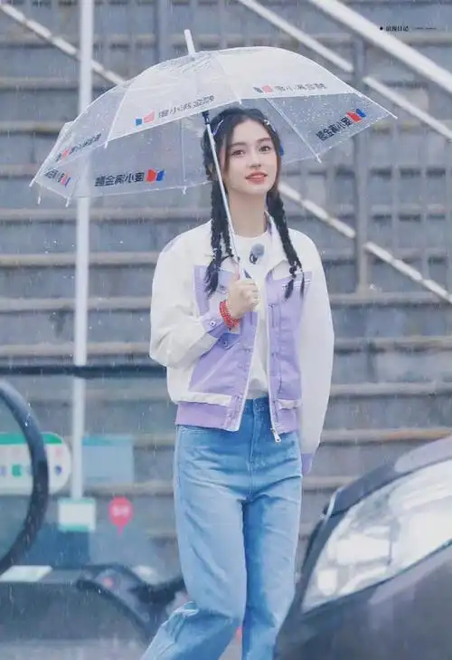 杨颖现身山东录制跑男拼色外套搭配牛仔裤休闲气质惹人围观