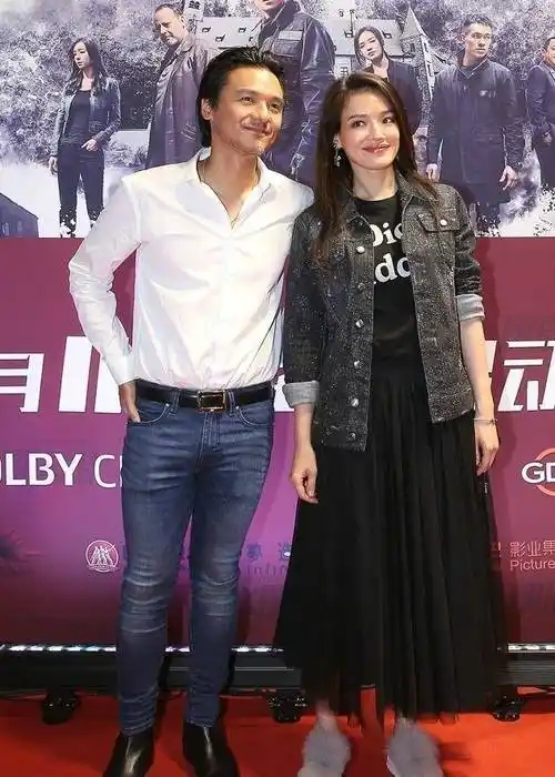 舒淇冯德伦罕见秀恩爱,穿牛仔外套配纱裙像少女,老公满眼都是爱