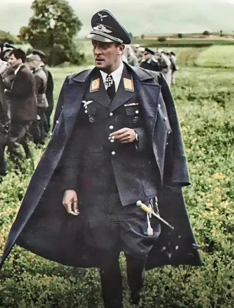 二战期间一名佩戴荣誉佩剑的德军空军军官,他身穿蓝灰色羊毛料和人造