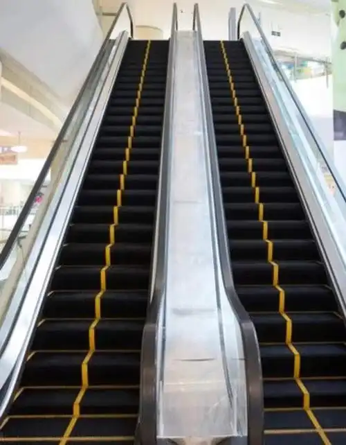 防不胜防!男子乘电梯差点被扎,扶手上有人故意放针只为伤人