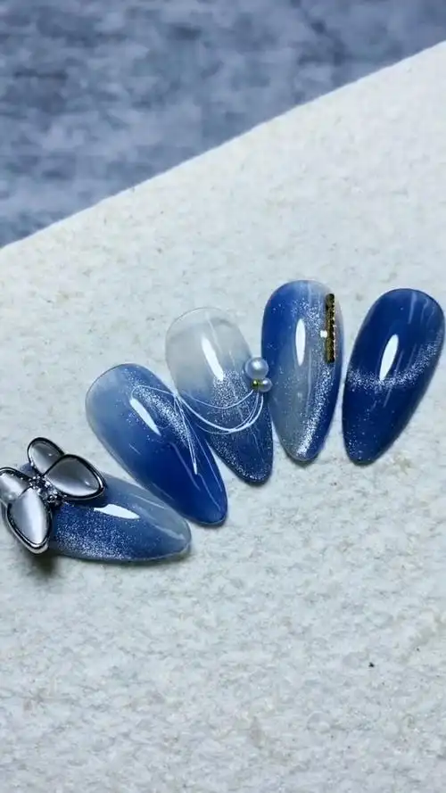 蓝色系长款美甲,用小蝴蝶来装饰,充满了仙女气息