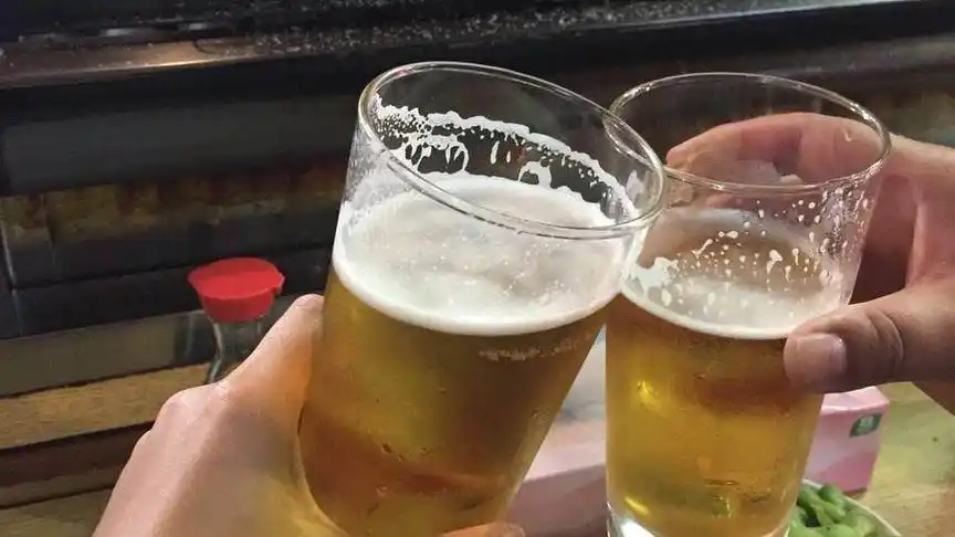 夏天喝啤酒老涨肚,教你个喝酒窍门不涨肚不易醉,学会再也不怕