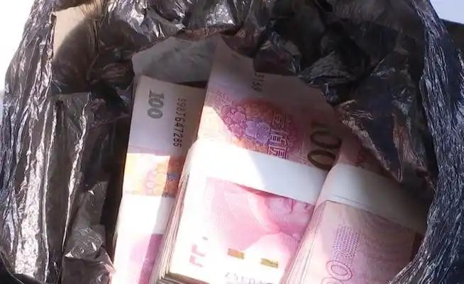 公交司机捡3万现金,归还后拒2千酬金