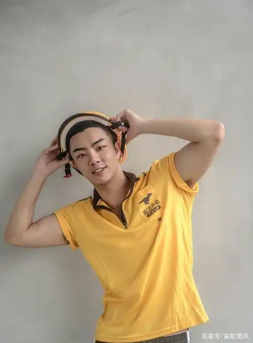 男风图鉴:外卖小哥私家照被曝光,圆寸短发爷们,肌肉身材超a!