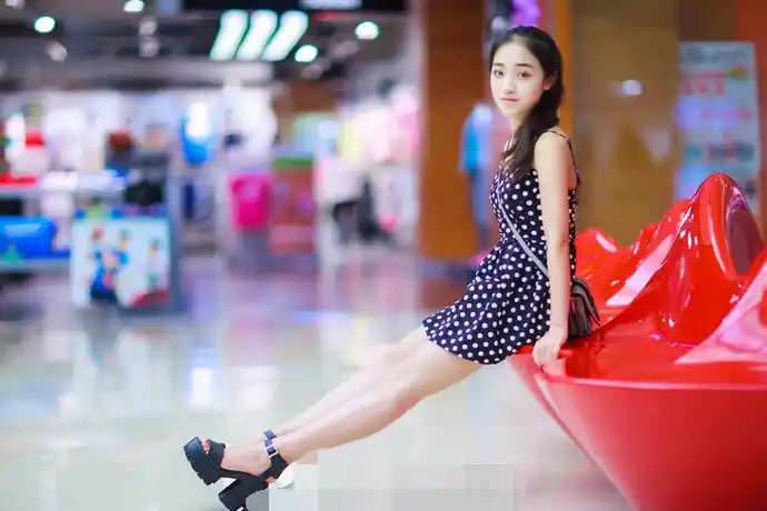 组图:柔美!一字马女神被评"世界最美身材"