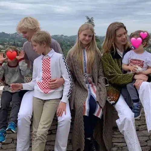 图为lv太子妃与五个孩子   图片来源:yahoo