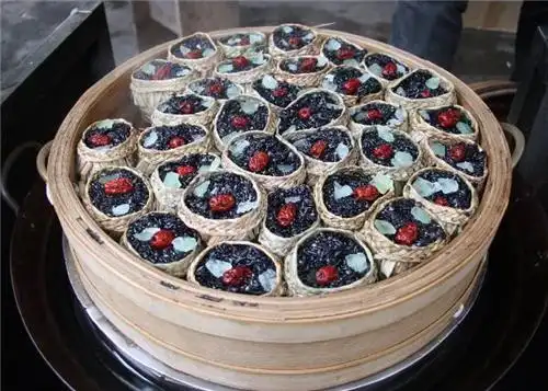 说清明食俗就不能不提到畲家的"乌稔饭",因为闽东是畲族聚居地.