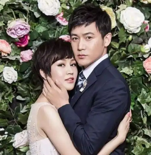 41岁郭京飞年轻时旧照曝光,双眼皮是割的?身旁陆毅的颜值成亮点