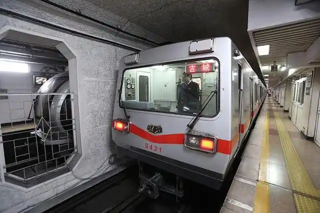 地铁1号线苹果园站今起封站 工作日开通与古城站摆渡线