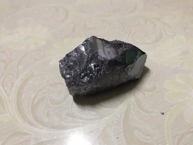 请问这个银色石头是什么