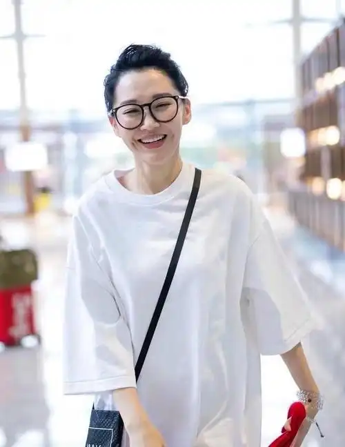 许晴机场近照曝光,56岁状态引热议,网友猜测生活新变化