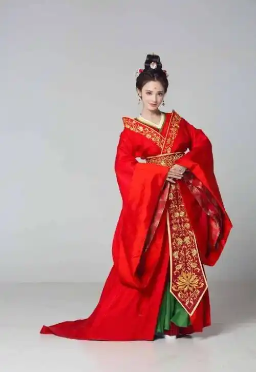 《东宫》曲小枫未曝光造型流出,一张比一张美,笑和不笑判若两人_红衣