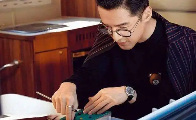 盘点娱乐圈中手很好看的男明星们,易烊千玺上榜,最好看的是他!