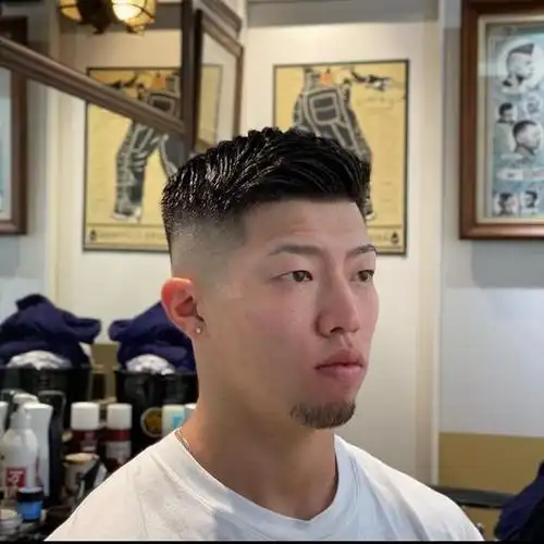 漏额发型是一种将前额头发修剪得相对短而留长的发型.