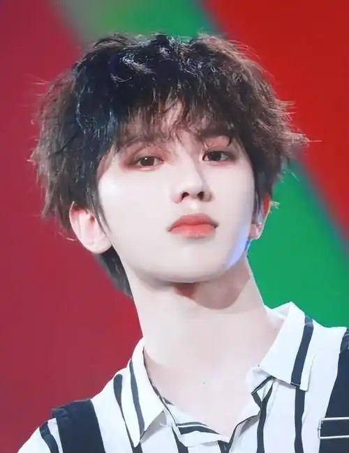 1998年出生的蔡徐坤,今年刚25岁.