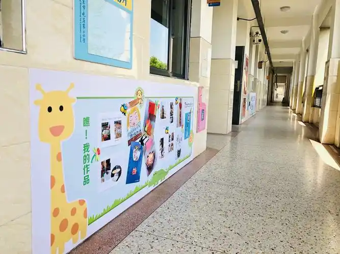 瞧,我们的教室外面新增了主题展板,居家学习活动的优秀作品都在诊里