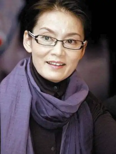 潘虹近照:气质依旧出众,最大遗憾是63岁却无子