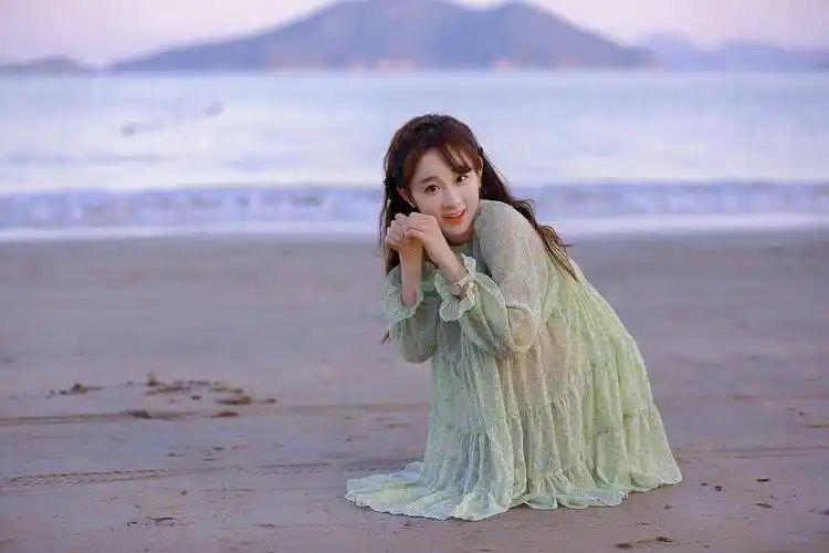 李子璇绿纱裙海边写真大片曝光 牵狗狗俏皮甜笑元气满满