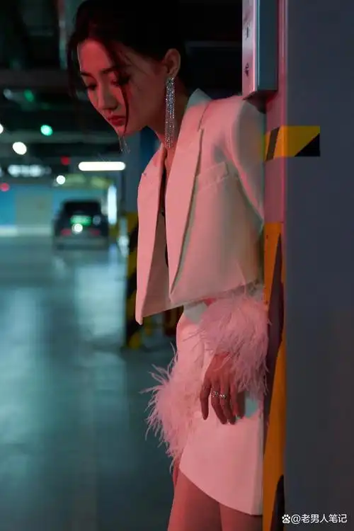 徐璐也开启了这一段时尚之旅.