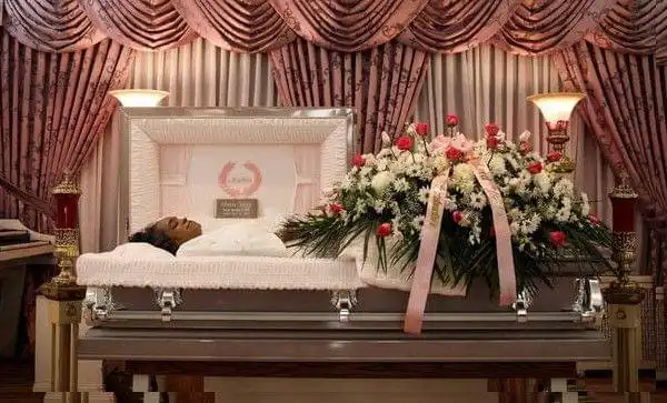 实拍一位黑人入殓师给死者遗体美容的全部过程