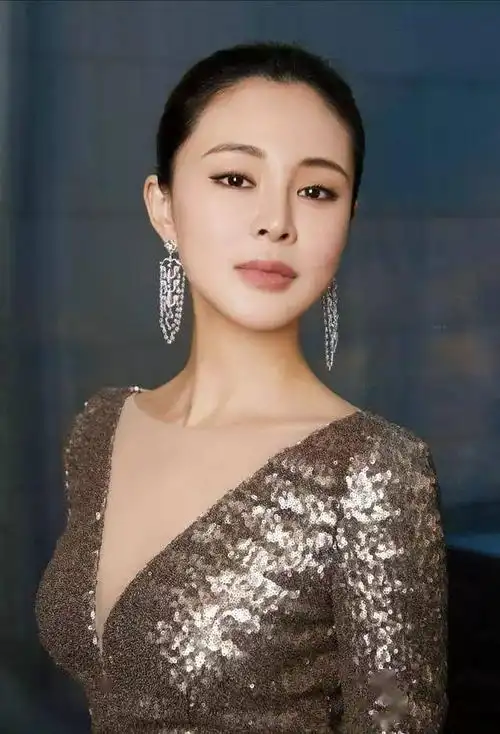 2020年新年前夕,社交媒体上发布了一组关悦的个人高级大片,关悦身穿