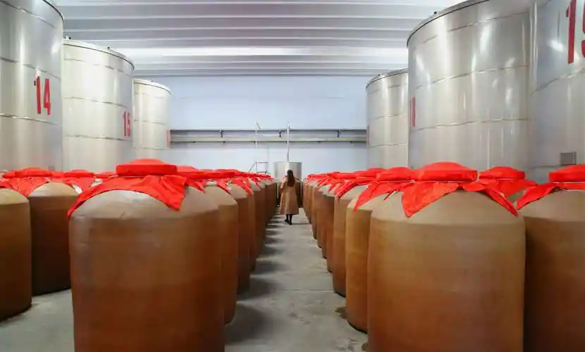 酒厂存酒的大缸摆满了厂房等待发住全国各地