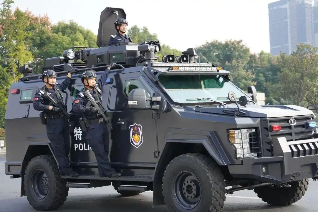 霸气!泗洪警方新添防暴利器"剑齿虎"装甲车