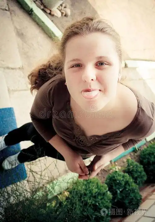 舌头的女生火了俏皮可爱感觉自己恋爱了女孩吐舌头可爱的小女孩做鬼脸