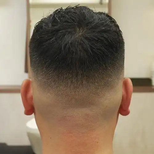 顶部刘海的位置,后脑勺也是不能忽略,干净的后脑勺发型也是特别的有型