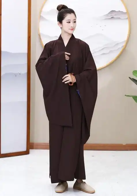 一款融合了时尚与宗教元素的独特服装,不仅传达着修行的精神,还展现了