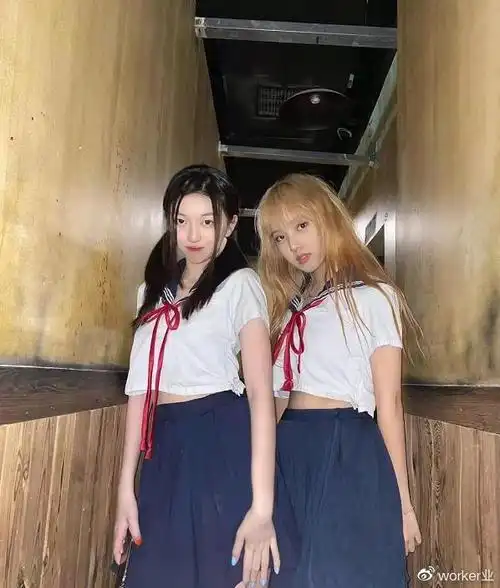 李嫣携闺蜜玩变装游戏穿海军校服变日系少女嘴部疤痕恢复太好