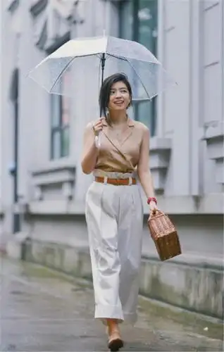 三木不愧是行走的夏季穿搭指南,比一般女明星高级很多,气质绝了