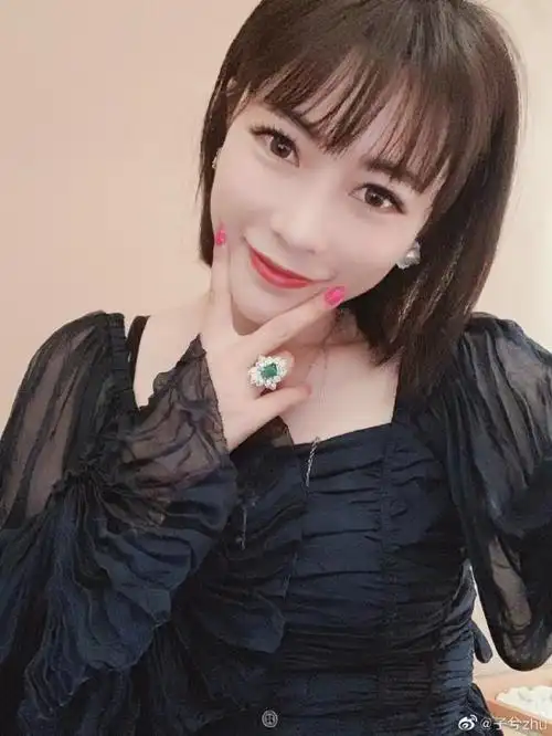 颜骏凌前妻发美照,感慨又是一年秋天,人生疑似不如意