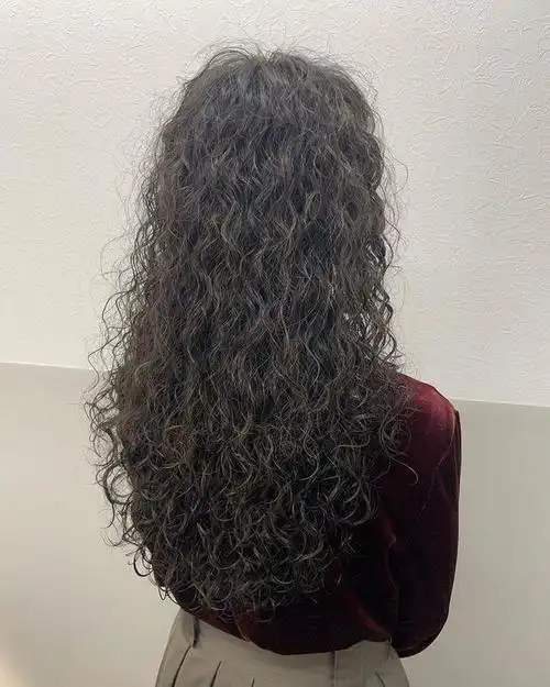 微卷中长发型是一款优雅而迷人的发型,适合那些喜欢自然风格的人.