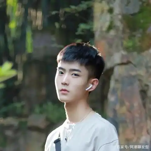 还在剪"锅盖头"?2020夏季必选的几款男生发型参考!